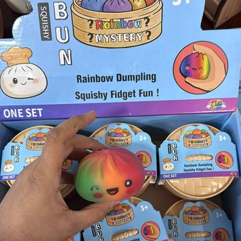 RAGE - RAINBOW Squishy Bun Dumplings ST&Oacute;RIR (8.5 x 8.5 x 4.8 Cm) - Viral 2026 Fidget Toy (12 stk.)