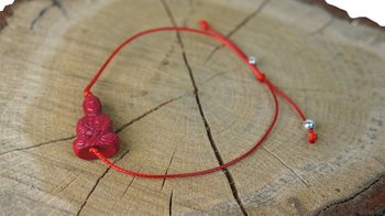 Rautt Búdda armband (1 stk)