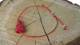 Rautt B&uacute;dda armband (1 stk)