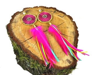 L&uacute;xus eyrnalokkar fuchs&iacute;ubleikir me&eth; fj&ouml;&eth;rum (1 stk)