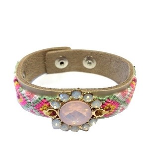 L&uacute;xus Ibiza-st&iacute;ls armband rj&oacute;mahv&iacute;tt/taupe me&eth; bl&oacute;mi (1 stk)