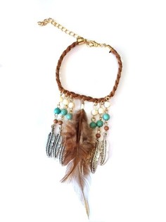 Ibiza-st&iacute;ll armband br&uacute;nt me&eth; fj&ouml;&eth;ur (1 stk)