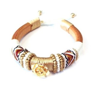 Ibiza Armband Brúnt með Gullblómi (1 stk.)