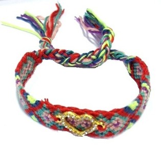 Fl&eacute;tta&eth; Marglitt Ibiza Armband me&eth; Strasshjarta (1 stk.)