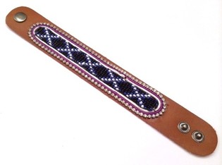 Le&eth;urarmband Aztek me&eth; gl&aelig;ru strassi (1 stk)
