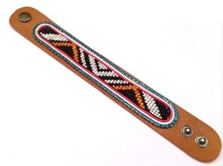 Le&eth;urarmband Aztec me&eth; lj&oacute;sbl&aacute;um steinum (1 stk.)