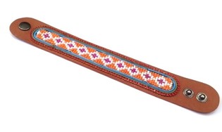 Le&eth;urarmband Aztec me&eth; rau&eth;um steinum (1 stk)