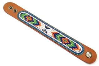 Le&eth;urarmband Aztek me&eth; lj&oacute;sbl&aacute;um steinum (1 stk)