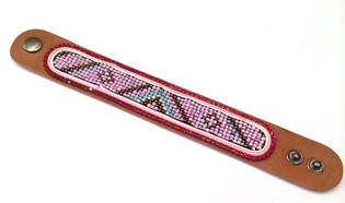 Le&eth;urarmband Aztek me&eth; rau&eth;um steinum (1 stk)